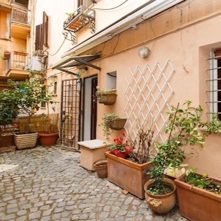 Independent With Garden Heart Of Trastevere John Cabot Рим Экстерьер фото